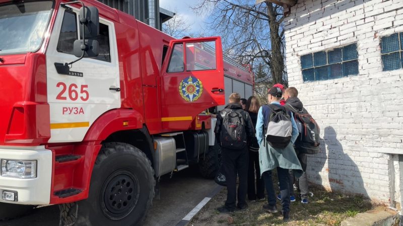 Нововолковские школьники ознакомились с пожарной техникой