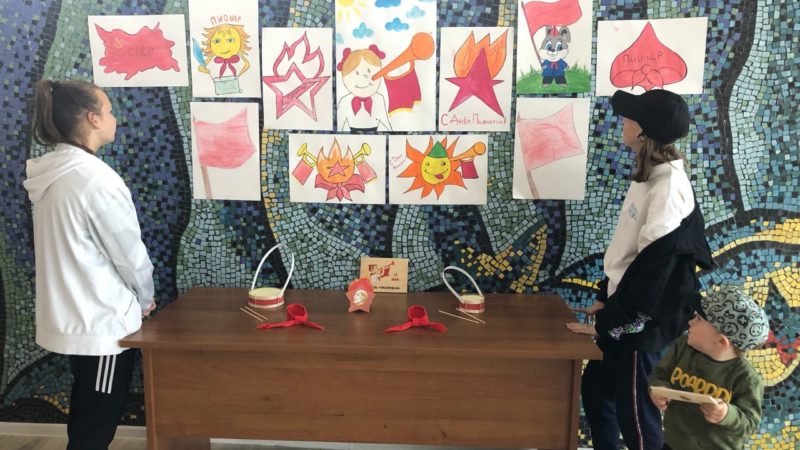 Космодемьянцы рисовали пионерские атрибуты