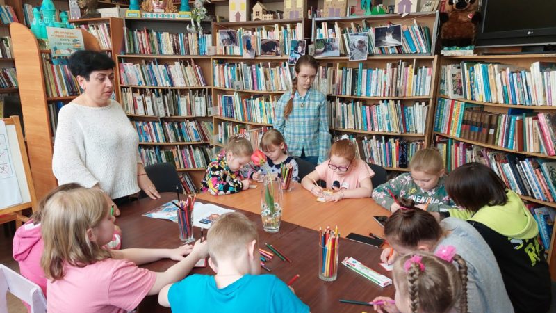 Юные дороховчане делали закладки-матрешки для книг