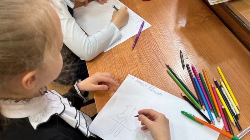 Рузские первоклассники рисовали свою семью