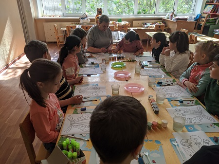 В Тучковском детском саду рисовали одуванчики