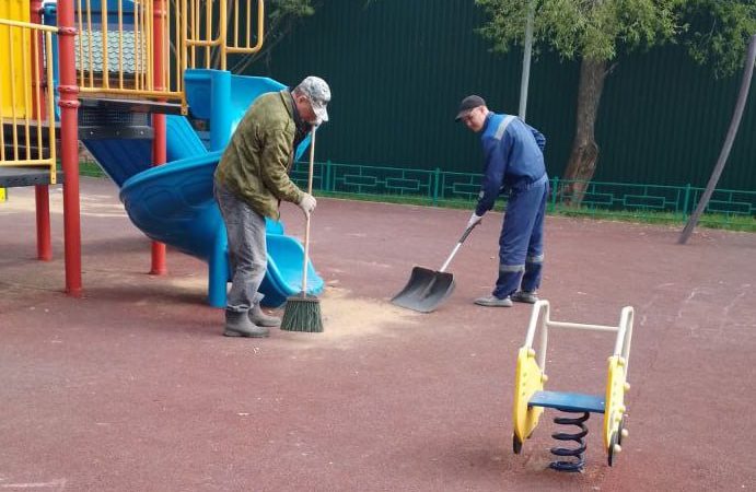 В Рузском округе наводят чистоту на игровых комплексах