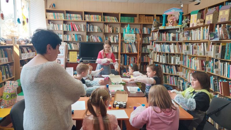 Дороховчане создавали рисунки в технике «Ниткография»