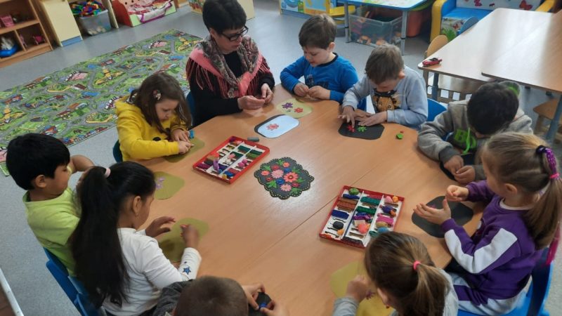 Подносы красивые и разные – в Колюбакинском детском саду