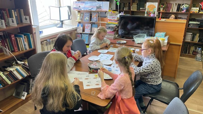 Дороховчане плели игрушки и браслетики