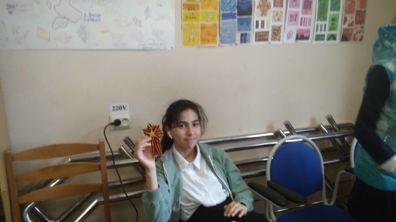 Орешковские рукодельницы делали броши с георгиевскими лентами