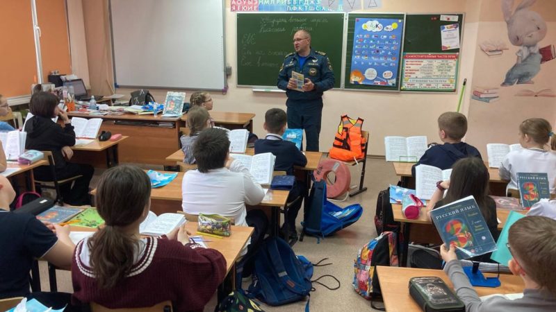 Гимназистам рассказали о средствах спасения на воде