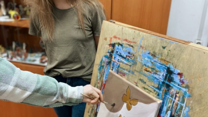 В Тучковском ЦКиИ рисовали акриловыми красками