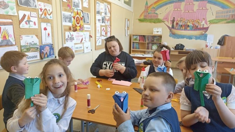 Лидинцы мастерили «поющего лягушонка»