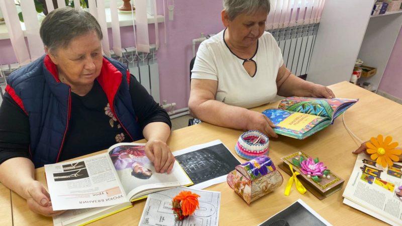 Горбовские пенсионеры мастерили поделки для украшения интерьера