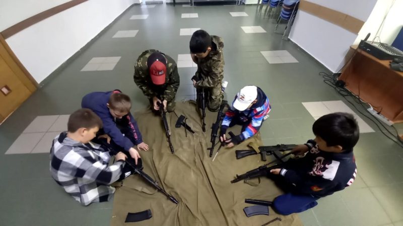 Юнармейцы разбирали автомат Калашникова