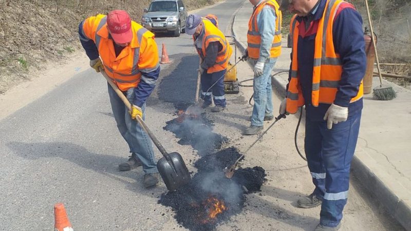 В Рузском округе латают ямы