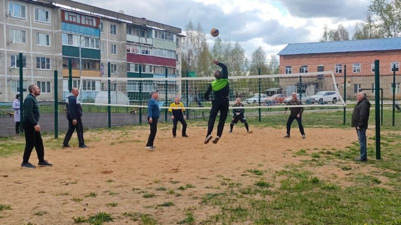 В Сытьково играли в волейбол ветераны