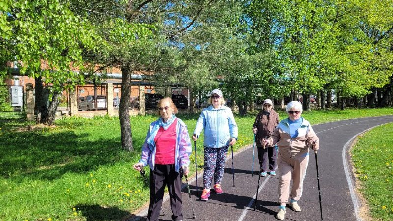 Долголетов приглашают на скандинавскую ходьбу