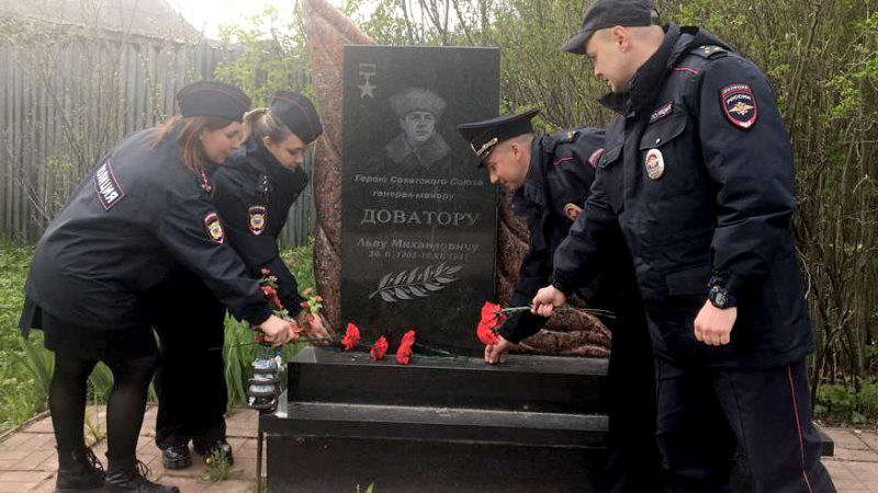 Сотрудники полиции Рузы возложили цветы к памятникам героев Великой Отечественной войны