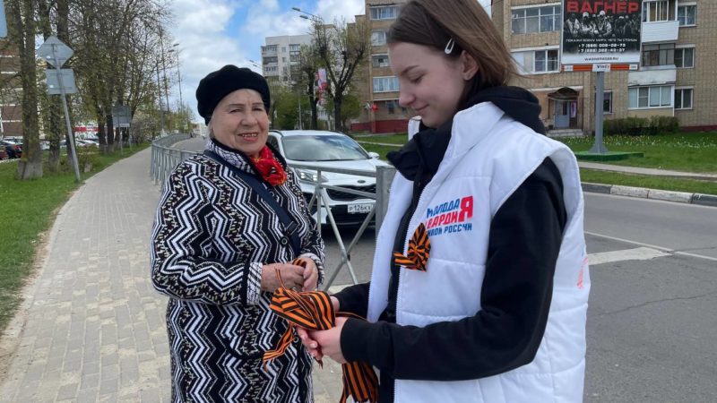 Молодогвардейцы вручали ружанам Георгиевские ленточки