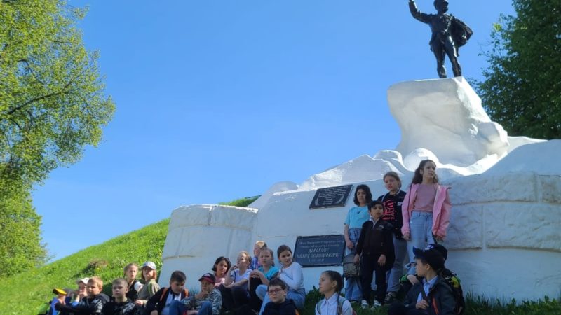 Дороховские школьники посетили памятник генерал-лейтенанту Ивану Дорохову