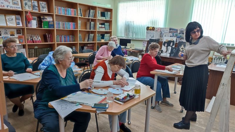 Тучковцы рисовали яблони в библиотеке