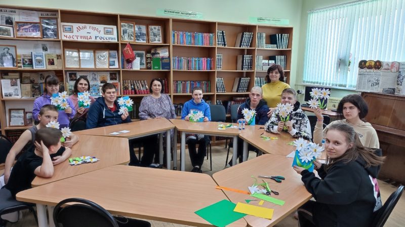 В Тучковской библиотеке – бумажные нарциссы