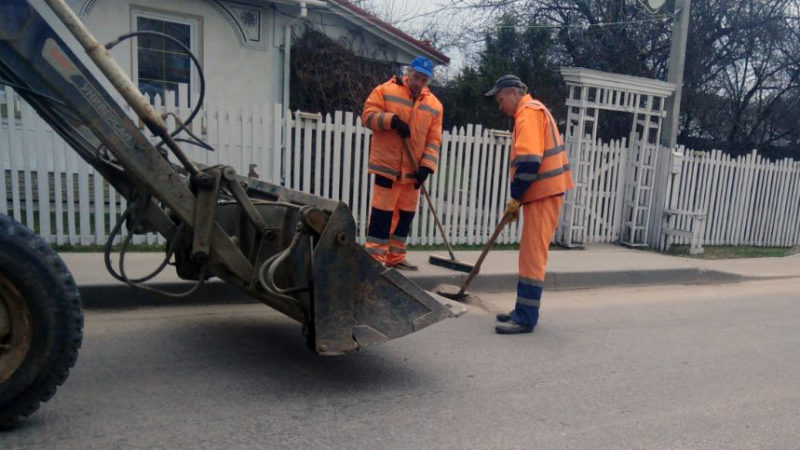 В Рузском округе убирают смет на дорогах
