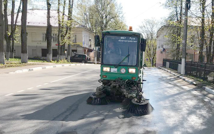 В Рузском округе подметают и моют дороги