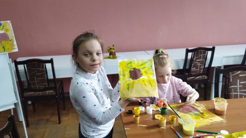 Одуванчики в Рузской библиотеке – живые и на рисунках