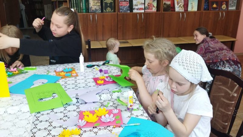 В Рузской библиотеке делали открытки ко Дню семьи
