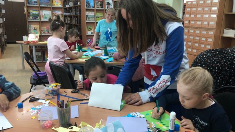 Волонтеры развлекают детей в библиотеке