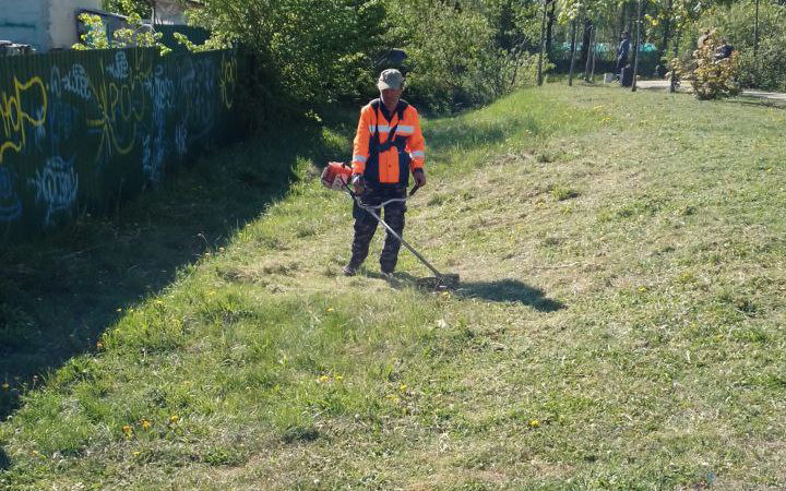 В Рузском округе косят траву на общественных территориях