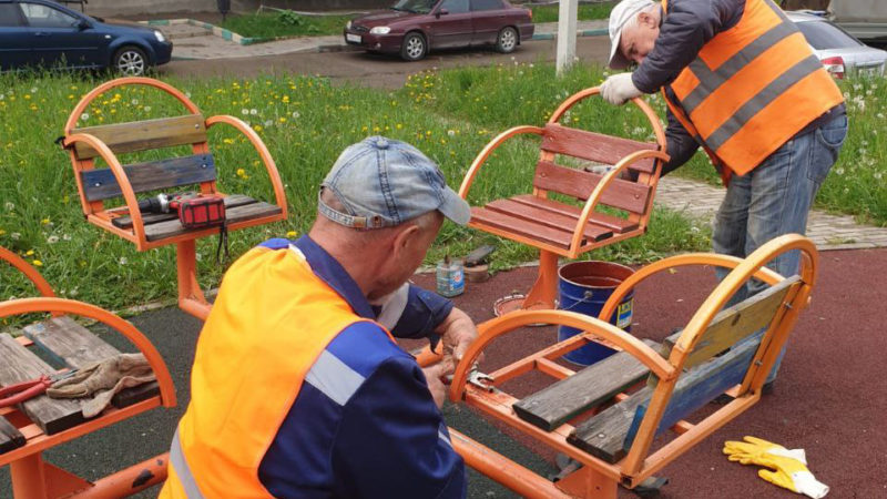 На игровых площадках ремонтируют оборудование
