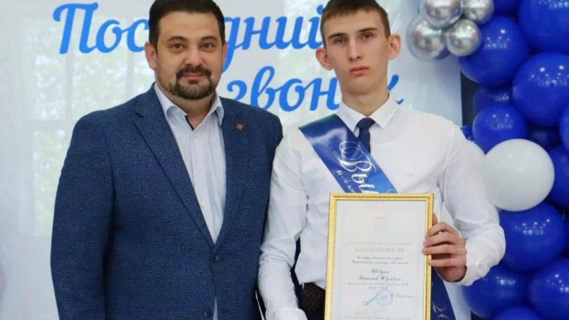 Николай Пархоменко вручил благодарственные письма педагогам и ученикам Дороховской школы