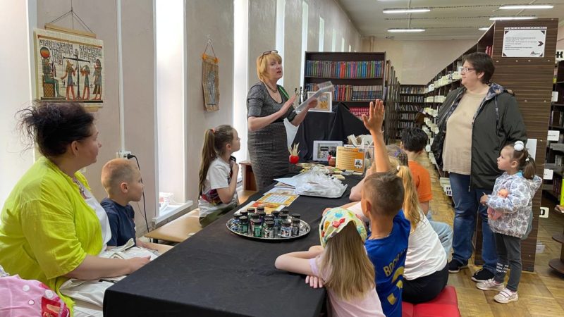 Взрослые и дети – на празднике в библиотеке