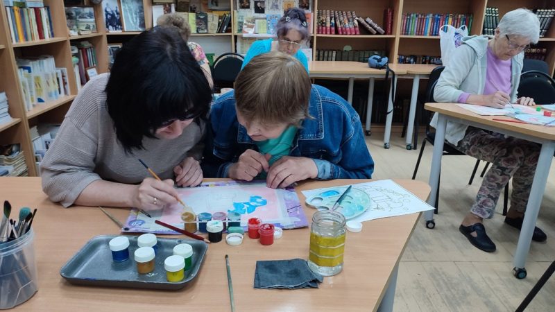 Тучковцы рисовали пирожные в библиотеке