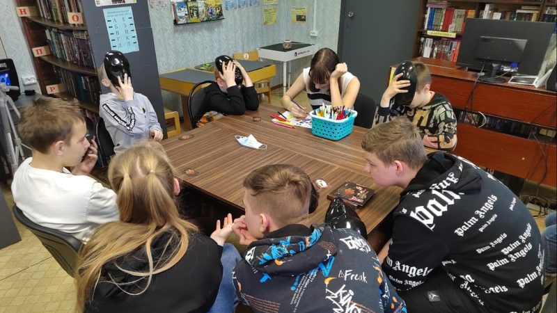 Юные пореченцы идут в библиотеку читать и играть