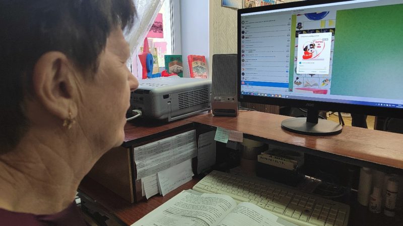 В Красноктябрьской библиотеке учат обращаться с гаджетами