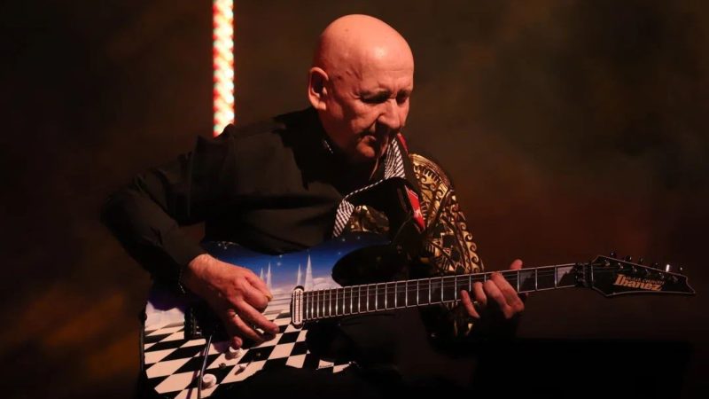 Николай Котов порадовал ружан виртуозным исполнением гитарных композиций