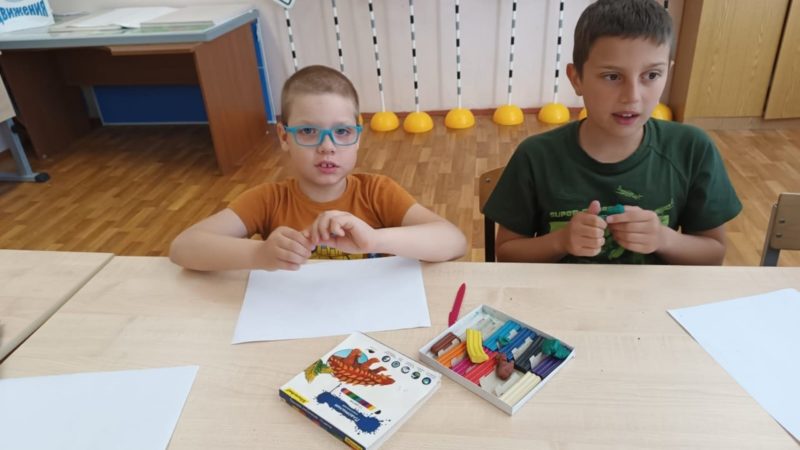 В «Городе Радости» ребята лепили из пластилина, рисовали, играли