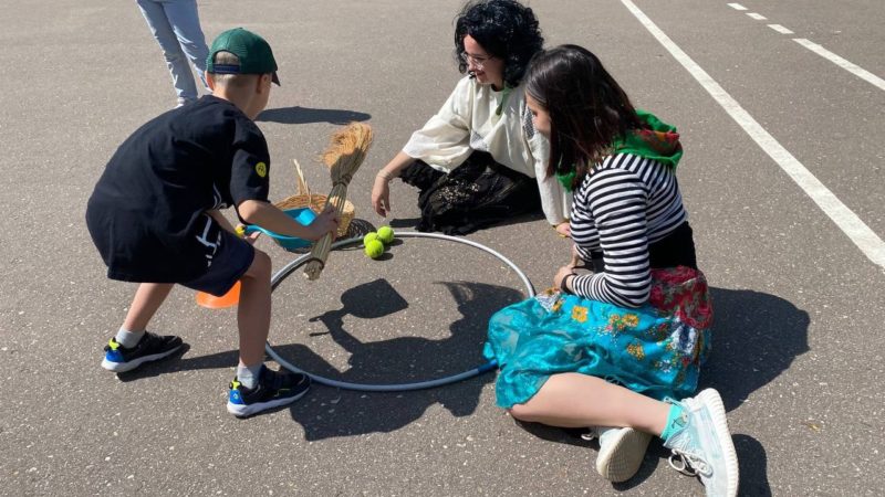 В «Улыбке» мастерили кукол