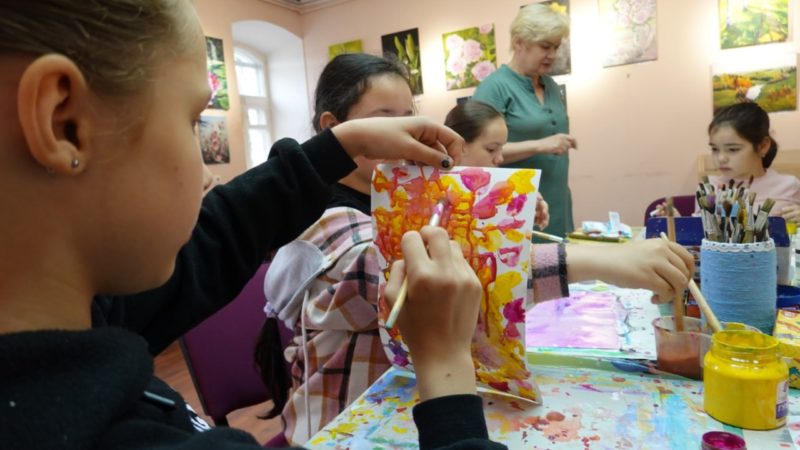 В краеведческом музее детей учат рисовать