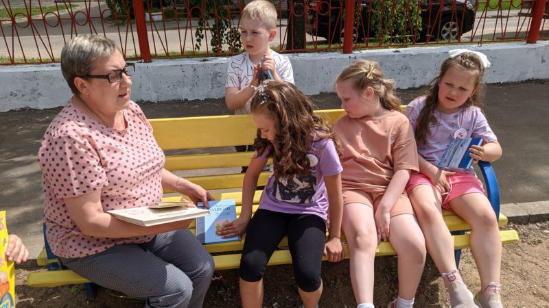 Литературный час во дворе – для юных тучковцев