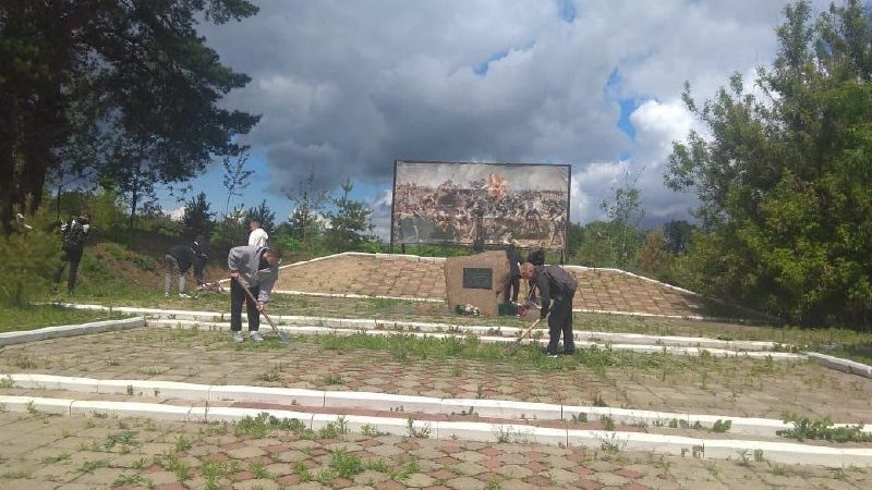 Тучковские студенты привели в порядок территорию памятника