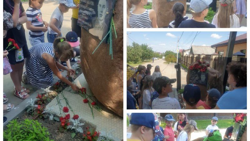 Ребята из лагеря «Искорка» возложили цветы к памятнику