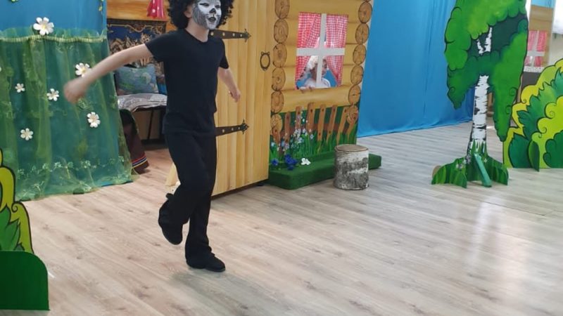 Юных беляногорцев угостили мороженым