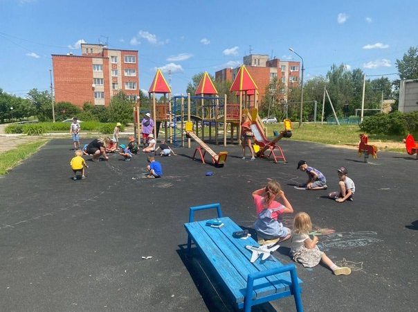 Юные художники рисовали на асфальте