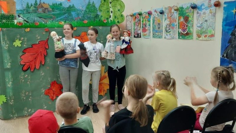 Лидинцы посмотрели спектакль «Волшебные пирожки»