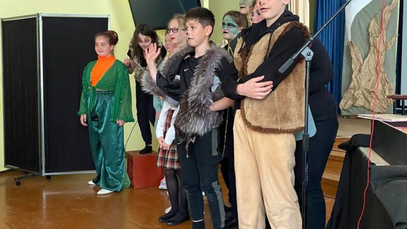 Нововолковские школьники рисовали на песке