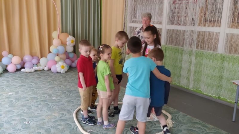 Юные беляногорцы рисовали на асфальте