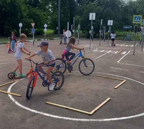 Для рузских школьников прошло занятие по фигурному вождению