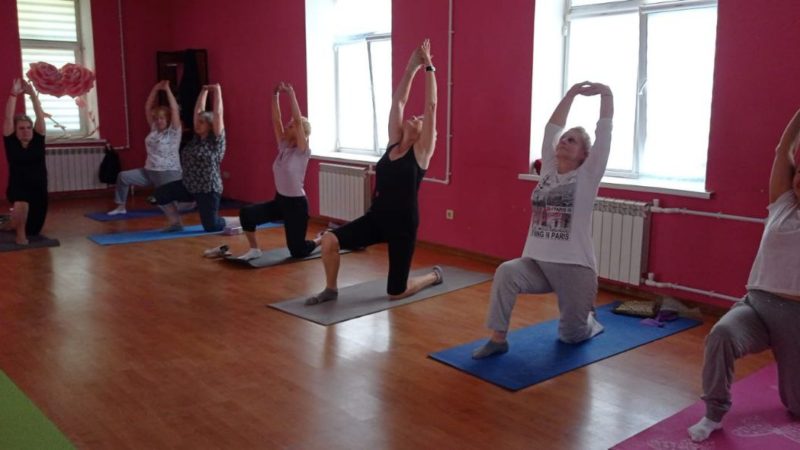 Пенсионеров приглашают заняться йогой