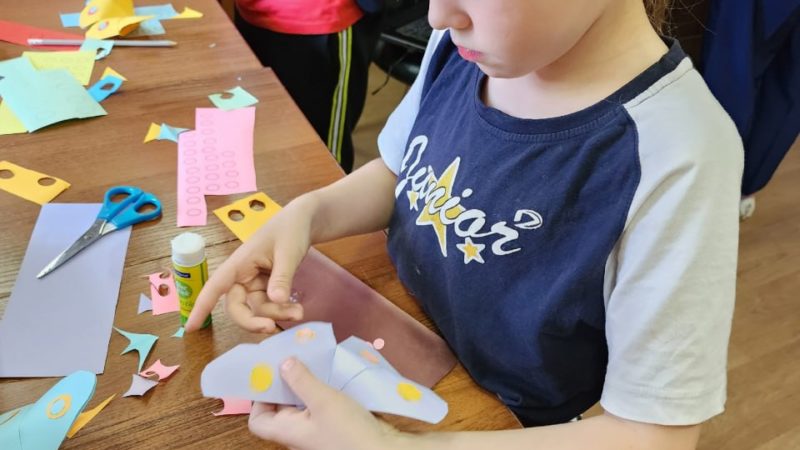 Дороховчане делали бабочек из бумаги